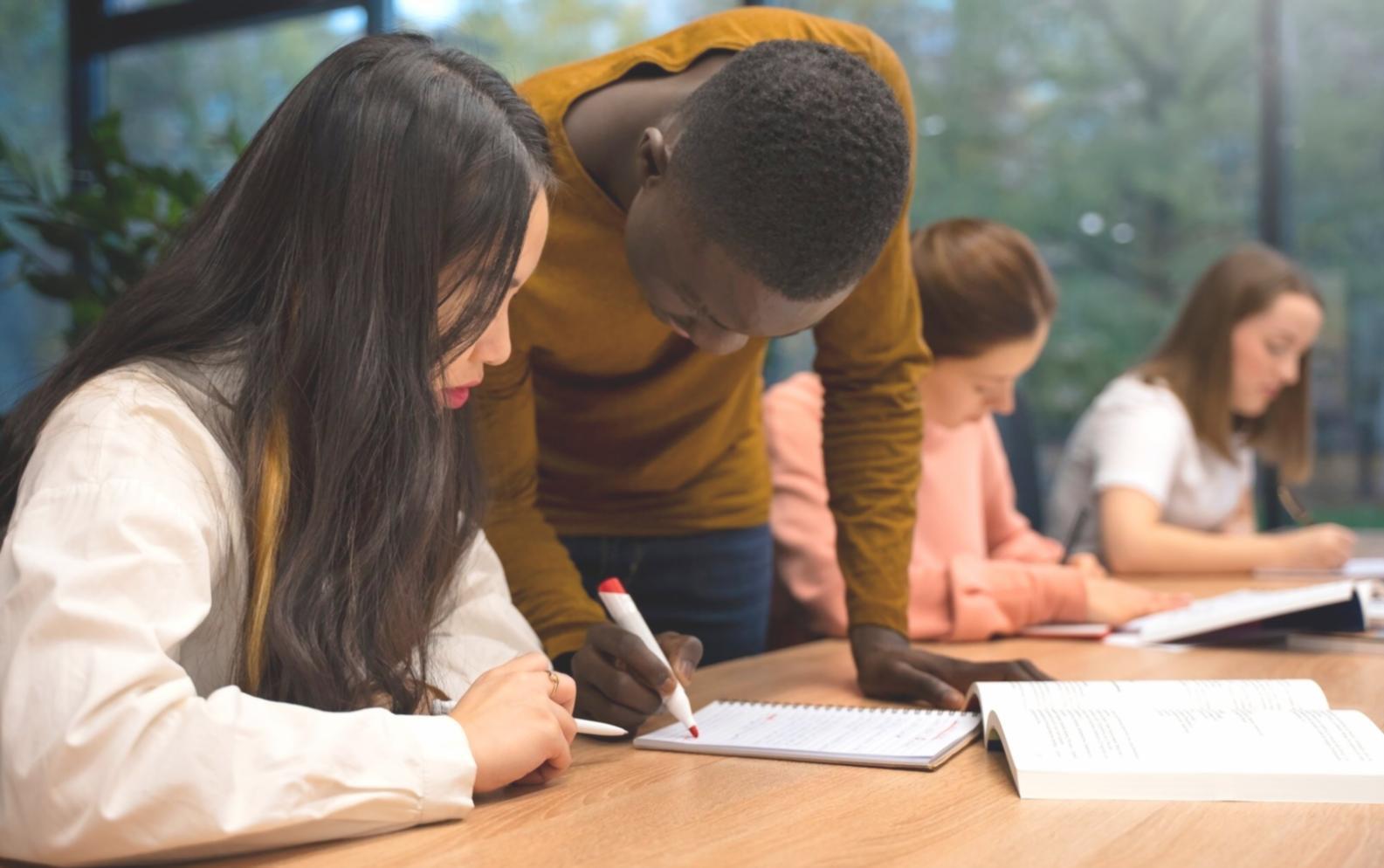 Material educativo financiero con herramientas y recursos