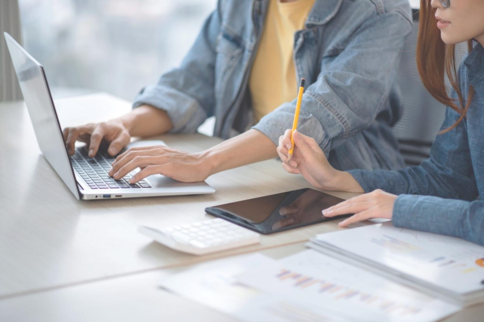 Sesión de planificación financiera personalizada en las oficinas de orininarianera